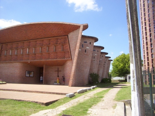 Caramida - fatada si lateral biserica