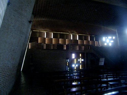 Caramida interior biserica 5