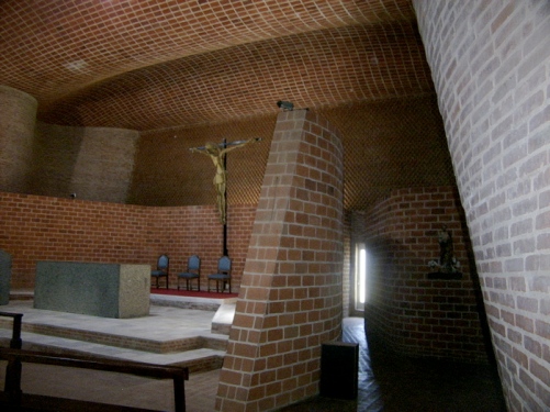 Caramida interior biserica 6