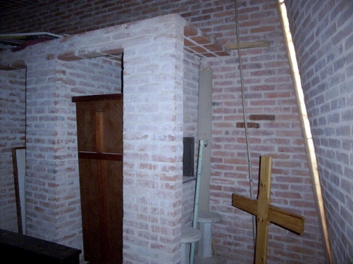 Caramida interior biserica 7
