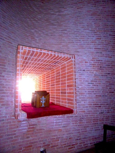 Caramida interior biserica 1