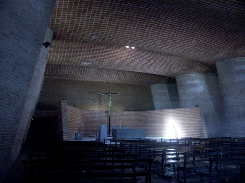 Caramida - interior biserica 2