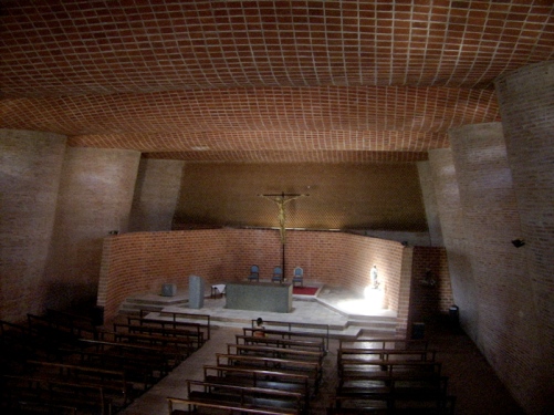 Caramida interior biserica 3